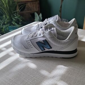 New Balance 311 V2 White Running Shoes W/irridecent logo BRAND NEW NWT UNWORN